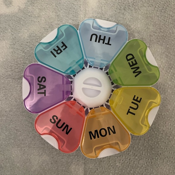 7 days pills organizer/Large & Small pills fits: NEW, never opened. - Picture 1 of 2